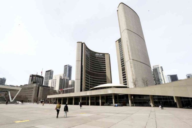 Toronto’s employees scramble to get back to work