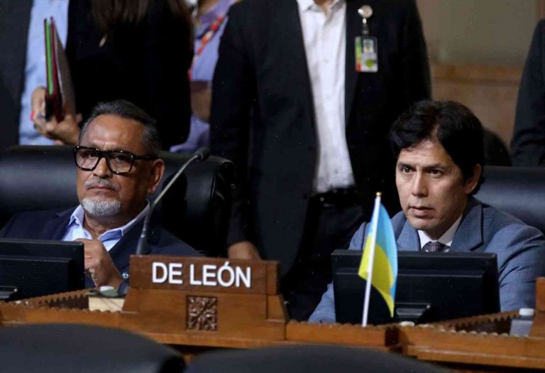Why De León Should Resign First